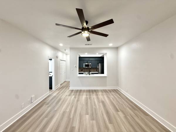 Charming 2 Bed w/ Balcony & City Views🚚📦😍 Four Park Place 1