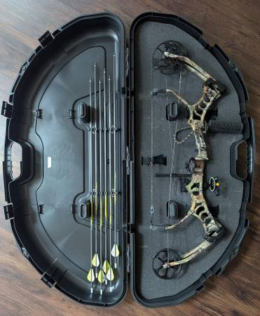 Bear Legion compound bow, case, accessories 1