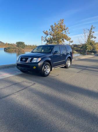 2012 Nissan Pathfinder   Silver Edition “LOADED” Excellent Condition 1