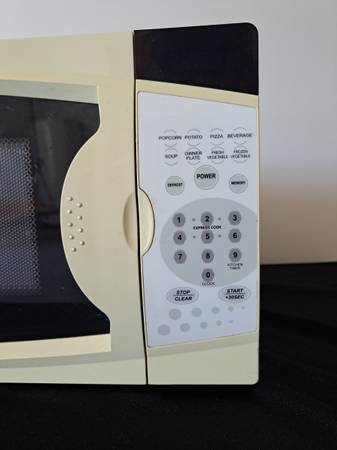 Magic Chef Mini Microwave Oven - $35 (Lincoln Heights)63471470008963121