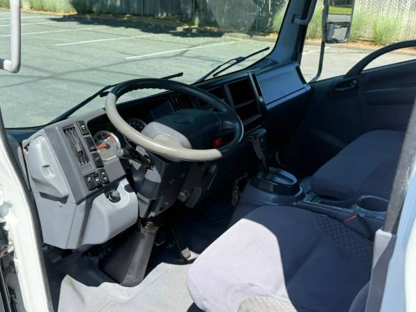 2011 Isuzu Med Duty NPR - Photo 15
