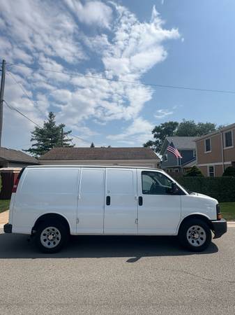 2011 chevy express 1500 4.3 v6 - $7,800 (Schiller Park)63616772945667124