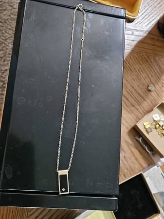 Avon necklace with pendant 1