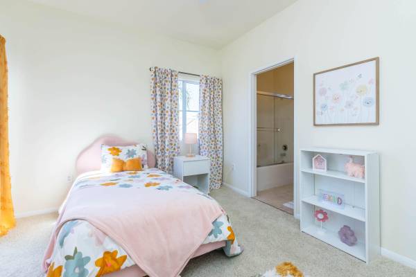 $2,789 / 2br - 1154ft2 - TownHomes: Granito, Mármol, Garajes para 2 Coches y Vistas a las Colinas ✨ (17621 W. Pauline Ct., Canyon Country, CA)63700996688897123