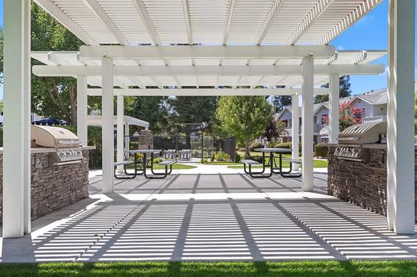 $1,945 / 2br - 960ft2 - You won't want to leave! Beautiful quiet community. 2 BR / 2 BA (Fresno - 1164 E Perrin Ave)63872986718467123