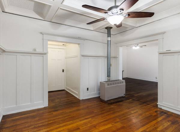 $1,299 / 1br - Bright, Spacious Interior & Practical Amenities! - Near Downtown 1Bed (Slabtown)63999314809090124