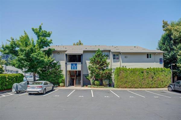 $1,595 / 2br - 991ft2 - Nature-Lovers Welcome! 1 Month FREE + Furry Friends Allowed (Oregon City)63831466412931124