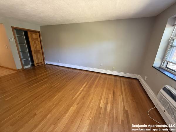 $2,300 **NEWTON-AUBURNDALE STUDIO-OFF-STREET PARKING, HEAT & HW INCLUDED! (Auburndale)63931376705794123