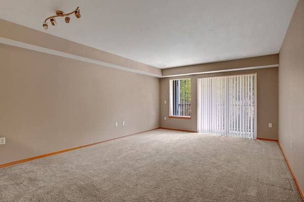 $3,285 / 3br - 1237ft2 - Convenient 3 bed / 2 bath apt located by public transportation (Shoreline - Shoreline Park and Ride)63910194319874122