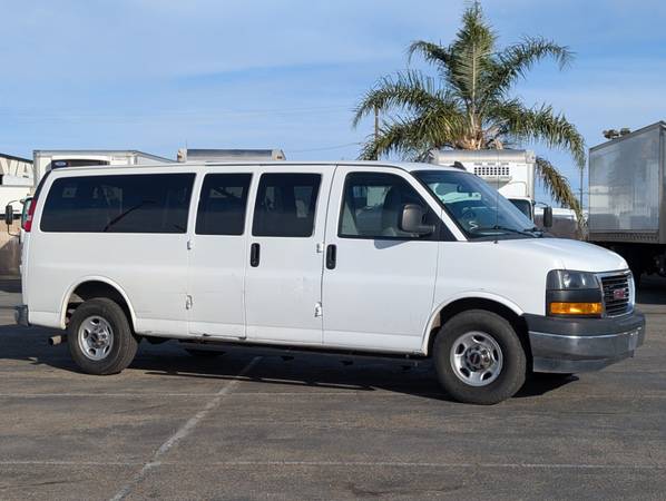 2018 GMC Savana 3500  Extended Passenger Van Van 1
