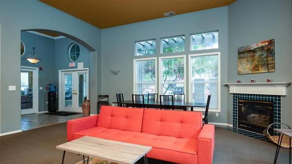$2,025 / 3br - 1150ft2 - Make yourself at home in comfort and style! 3 Bed / 2 Bath 1150 SqFt (Fairview)63842024665729124