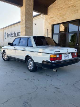 Volvo 240 sin óxido, excelente estado, funciona perfectamente. - $119,888 (Flower Mound)63441329359745122
