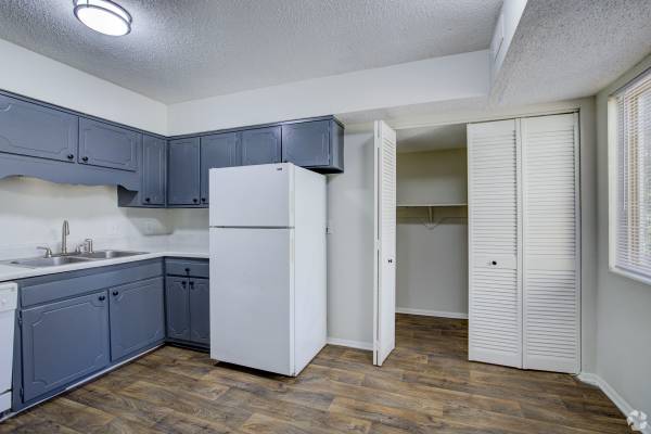 $1,325 / 3br - Reduced Security Deposit! Only $500 - Large 3 Bedroom!64027440813569124