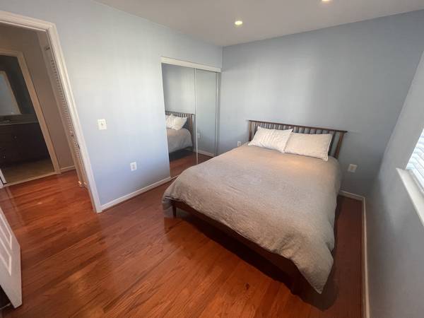 $1,675 / 2br - Bright, Sunny Bedroom in a Gorgeous, Spacious Condo (Shirlington)635119539472671213
