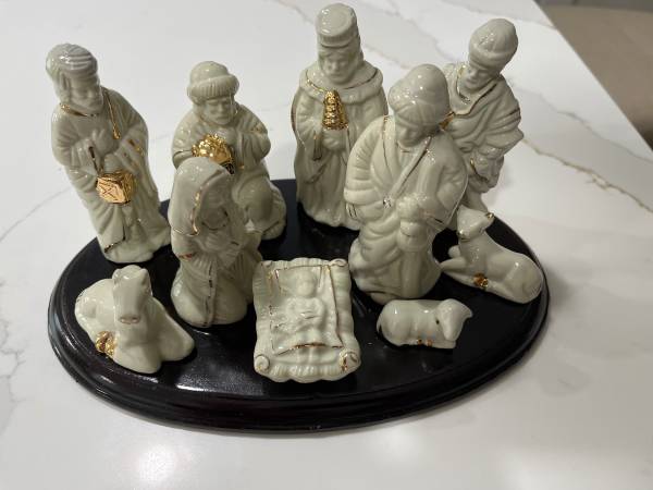 Small 10-piece Nativity Set 1