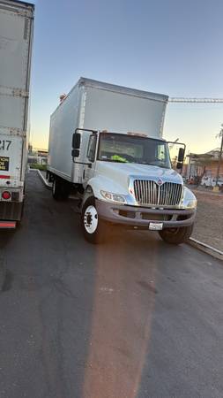 26ft Box Truck for Hire Life Gate and Pallet Jack 1