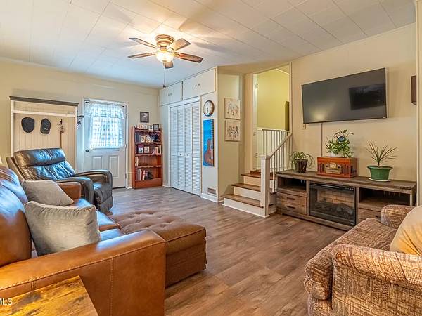 $800 / 2br - 2420 Stewart St, Johnson City, TN64016883246339122