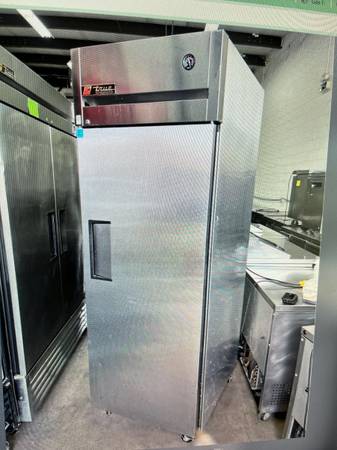 True Mfg 28” deep 1 DOOR S/S Refrigerator - wide body TG1R-1S 1
