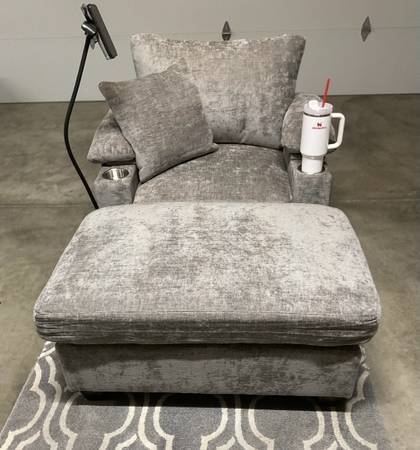 Brand New~Gray Chenille Large Chaise Lounge Chair with a large Ottoman, cup hold 1