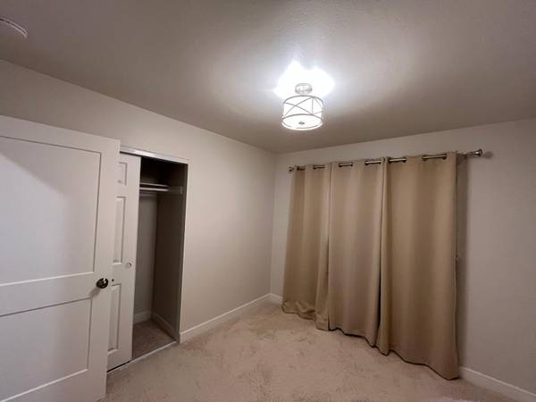 Private room for working commuter, 5 days 4 nights 1