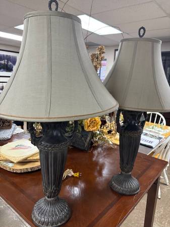 Pair of traditional style table lamps 66553 1