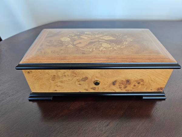 72 Note Reuge music box collectable / vintage 1