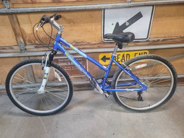 Diamondback Lustre 1  21 Speed Front Suspension Mountain Bike 1