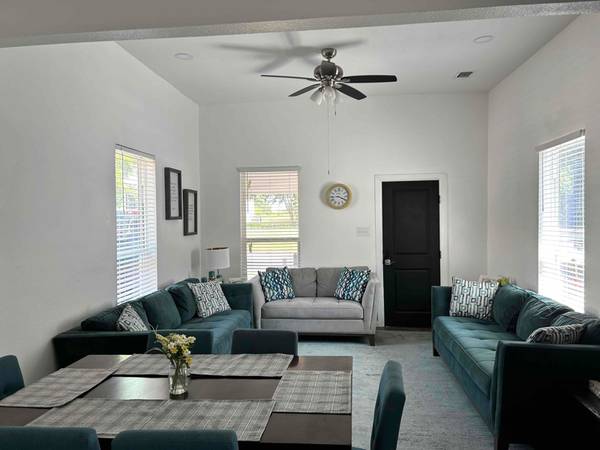 $1500.00 / 2br - 1000ft2 - Newly remodeled Charming Home in downtown Elgin64046032814466120
