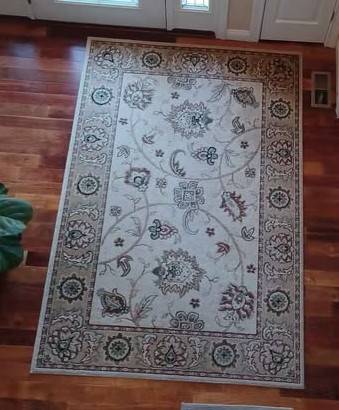 AREA RUG  5' X 7' 1