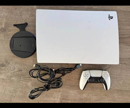 PLAYSTATION 5 PLUS CONTROLLER AND GAMES 1