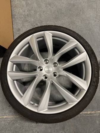 Tesla Model S 21" Arachnid Wheels + Tires (Set of 4) Silver - Delivery 1