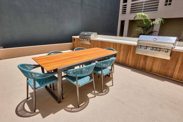 $3,597 / 2br - 1148ft2 - 2/bd, Multiple Laundry Facilities, Built-In Dry Bar (600 S Curson St, Los Angeles, CA)63912983542403121