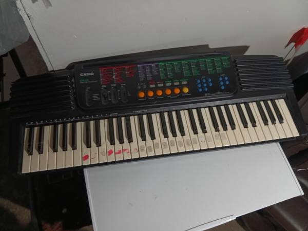 Casio.Electric keyboard model CT 510.. AA battery powered 1