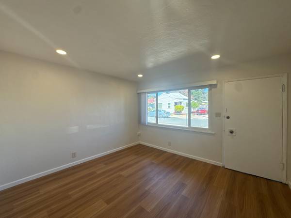 $1,795 / 2br - 700ft2 - Spacious 1BR Literary 5 Minute Walk to Laurel Dist 86 Walkscore 3141 5 (oakland east)64045029341059121