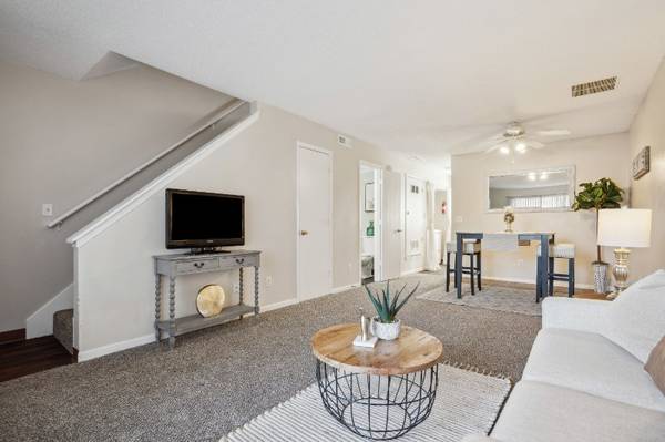 $1,360 / 2br - 960ft2 - Pet Friendly Town Home by the DOG PARK 🐾 (NE Cedar Rapids)63679441309057123