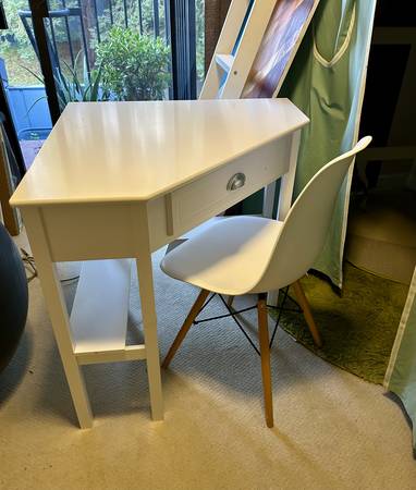 White Corner Desk & Chair 1