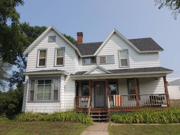 $440 / 2br - UWEC Neighborhood 712 Water Street Apt. B (Eau Claire, WI)63845960838403120