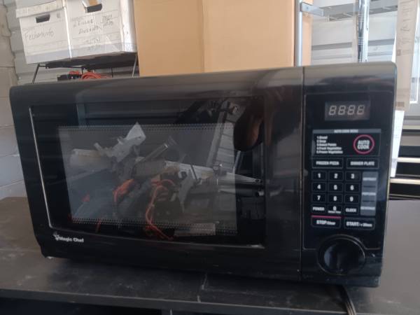 MAGIC CHEF MICROWAVE 1