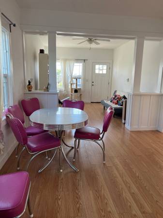 $1,200 / 4br - 2 rooms available in sunny East Oakland home (oakland east)63880016526081122