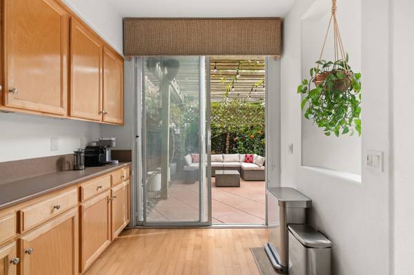 $7300.00 / 3br - 1268ft2 - 3 Bed 2.5 Bath townhome in community with amenities in surfer-style to63932990258563121
