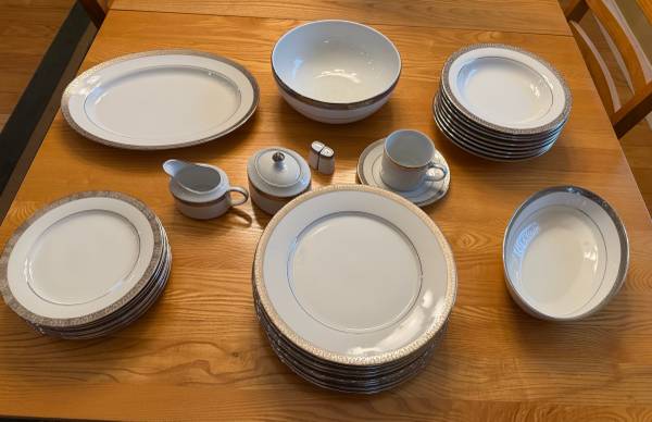 Royal Gallery Platinum Buffet Dinnerware Set - 8 settings plus serving pieces 1