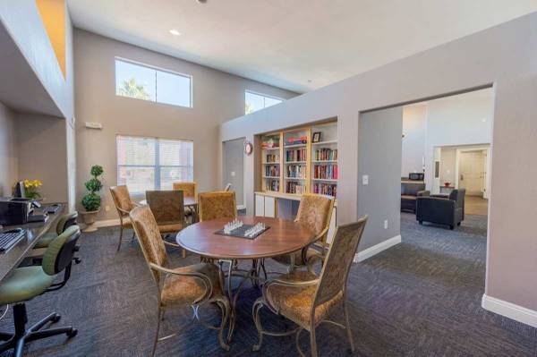 $1,012 / 1hab - 685ft2 - Listo para cable, Patio/Balcón, Casa club (5950 S Pecos Rd, Las Vegas, NV)63859612947459124