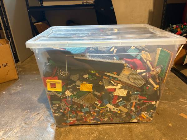 Huge lot of Lego pieces - make me an offer 1