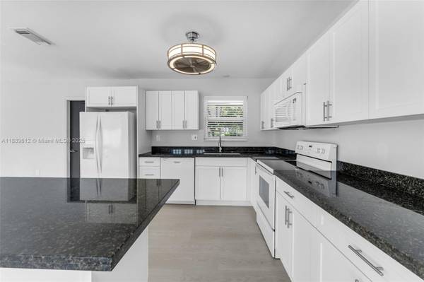 $3,850 / 3br - Amazing Corner Home 3BR-2BA- NO HOA- Fast Approval! (Miami)64002016761857123