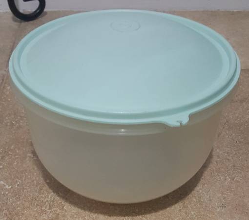 TUPPERWARE VINTAGE LETTUCE CRISP IT BOWL WITH LID AND SPIKE 1