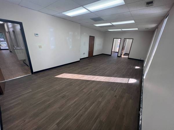 $1,650 / 608ft2 - 608 sqft Large suite w/ windows, one large room & two private offices (Athens)63792066248705121