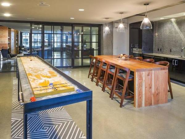 $3,131 / 1br - 951ft2 - Viva por encima y más allá de un moderno departamento de 1 habitación con acceso a suite para invitados (Capitol Hill)63852481883395120