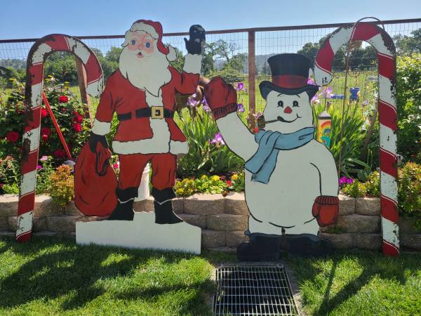 Santa & Frosty. 7 feet tall 1