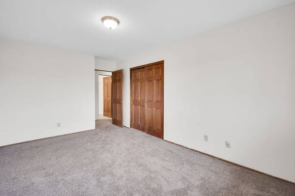 $1,195 / 2br - 800ft2 - ¡Dos dormitorios disponibles ahora-noviembre! Town Terrace- Downtown Hopkins (Hopkins)63868700116611122