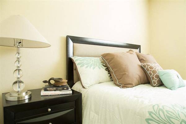 $2,830 / 2br - 885ft2 - Gabinetes blancos en cocinas y baños, Estufa/horno de gas (Ventura)63668287426433120